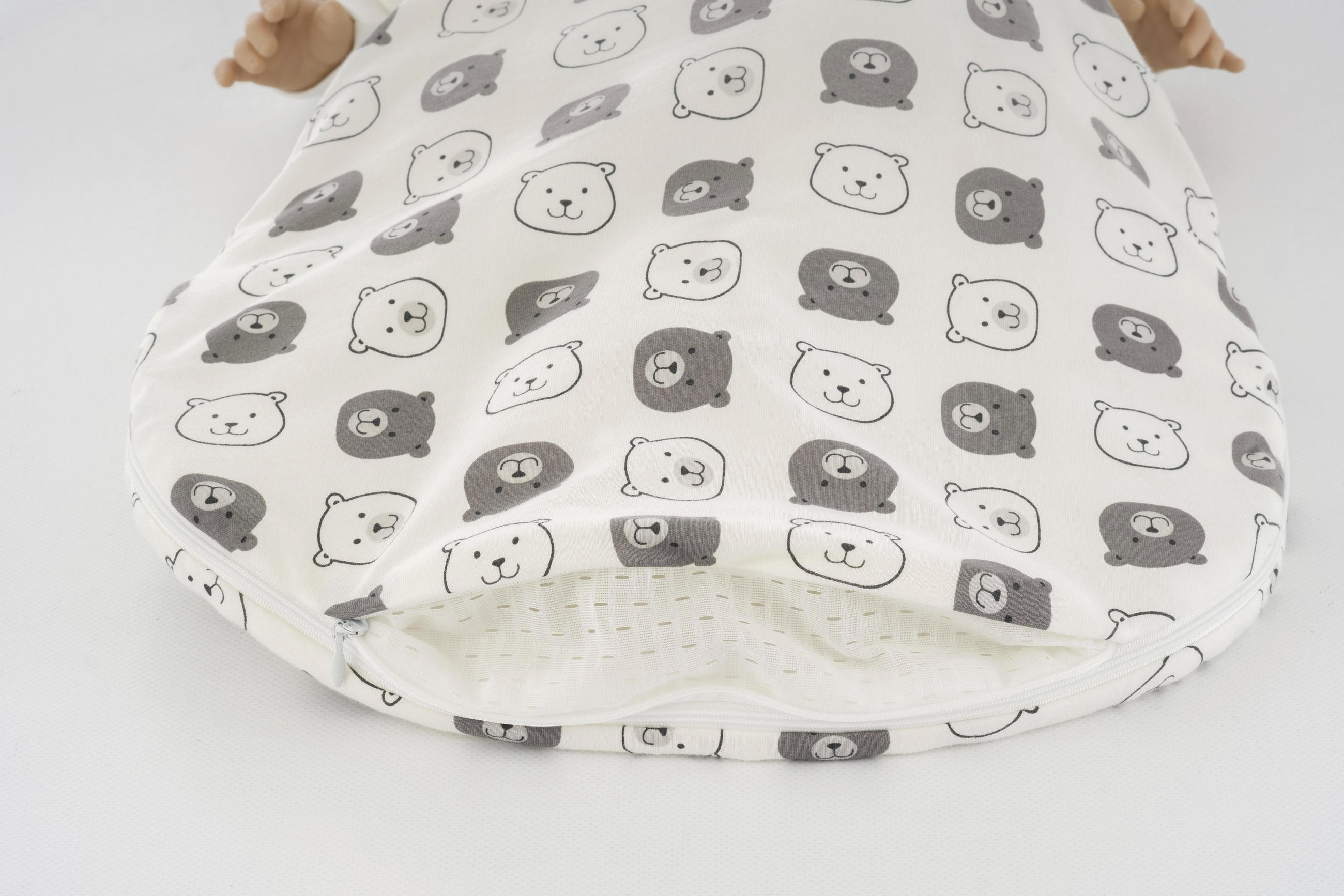 Otroška spalna vreča v beli barvi.