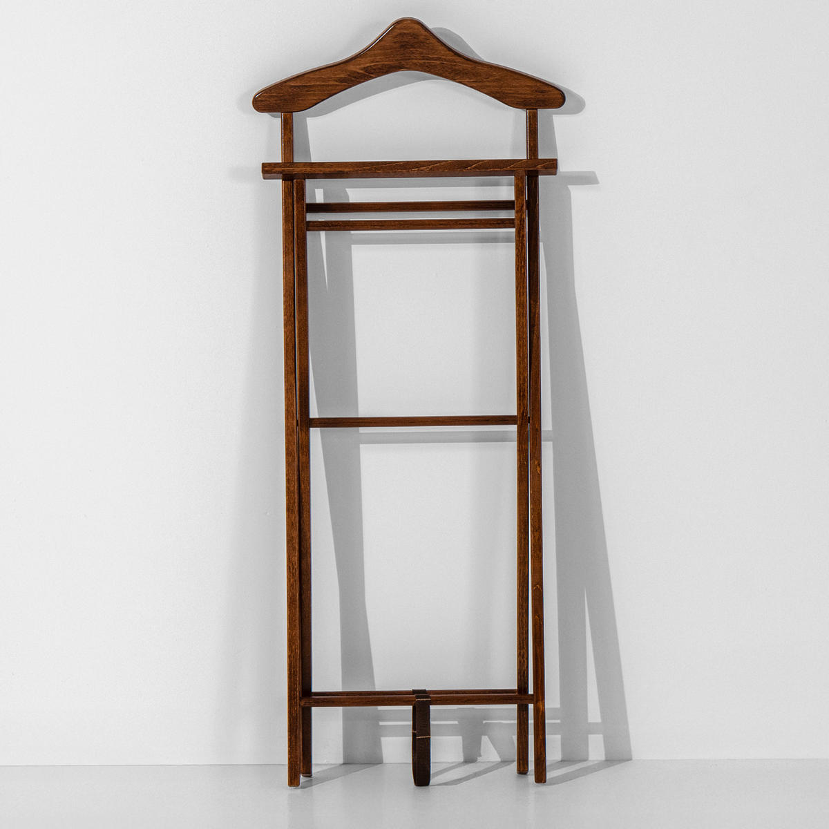 KLEIDERBUTLER AGLAS Herrendiener, braunes Buchenholz - Braun, Holz (32/104/44cm) - KONSIMO®