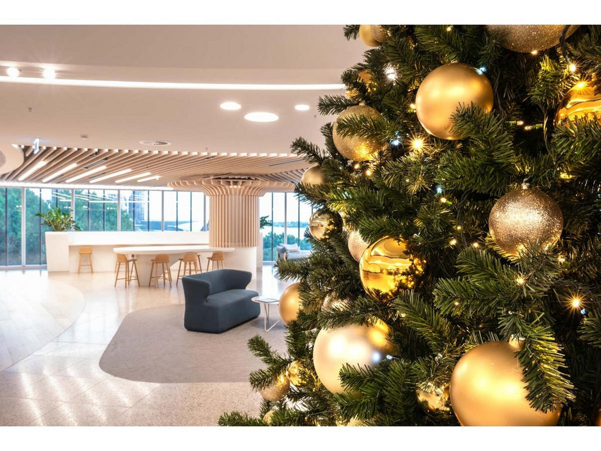 LAALU WEIHNACHTSBAUM geschmückt künstlich mit 74 Ornamenten BASIC GOLD 500 cm Baum mit Ständer und Weihnachtsornamenten - Goldfarben/Grün, Kunststoff (500cm) - LAALU