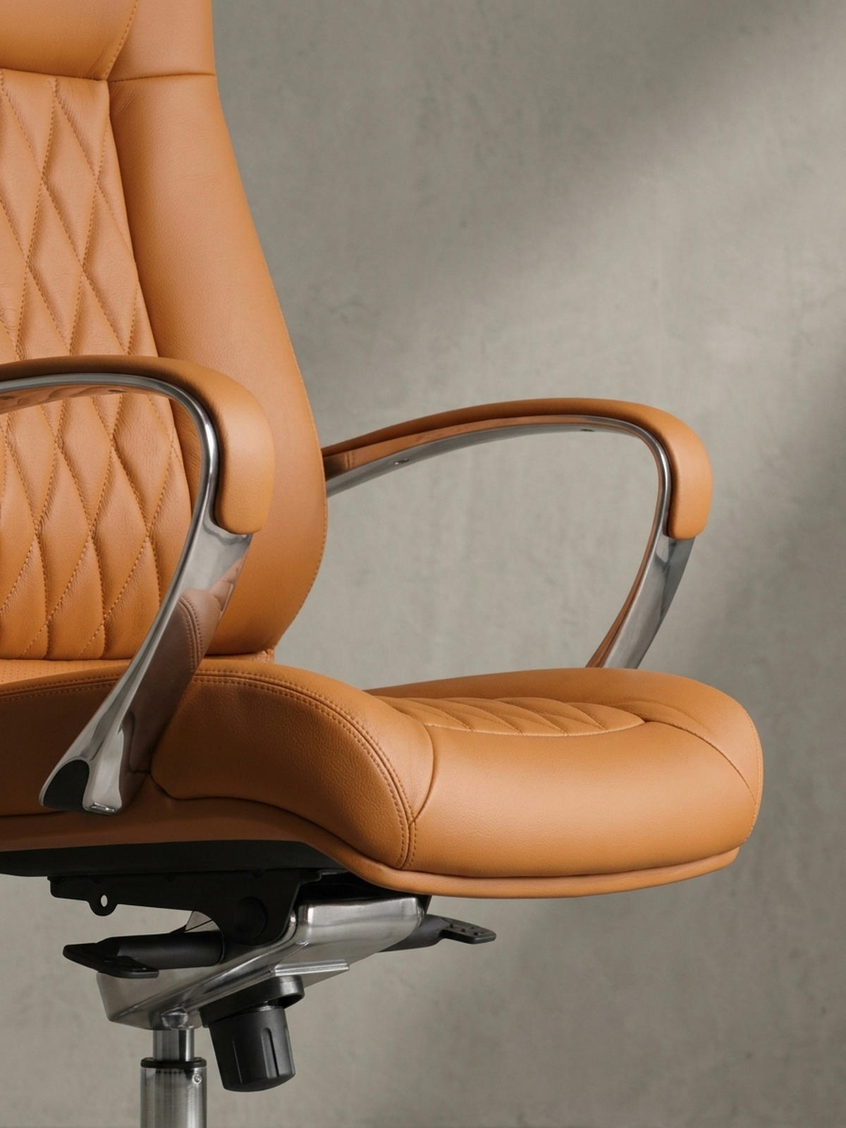 CHEFSESSEL Echtleder mit Multiblockwippmechanik, Lendenwirbelstütze und Aluminiumfußkreuz MILANO, Beige 70x67x136 cm - Beige/Silberfarben, Leder/Metall (70/136/67cm) - KADIMA DESIGN