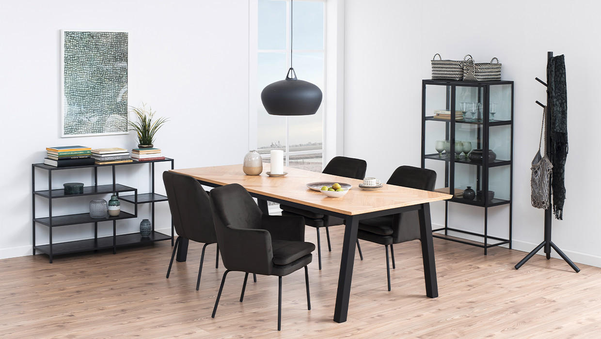 moderne zariadená jedáleň, čierne stoličky, príborník a presklená vitrína, čierne doplnky a drevený stôl