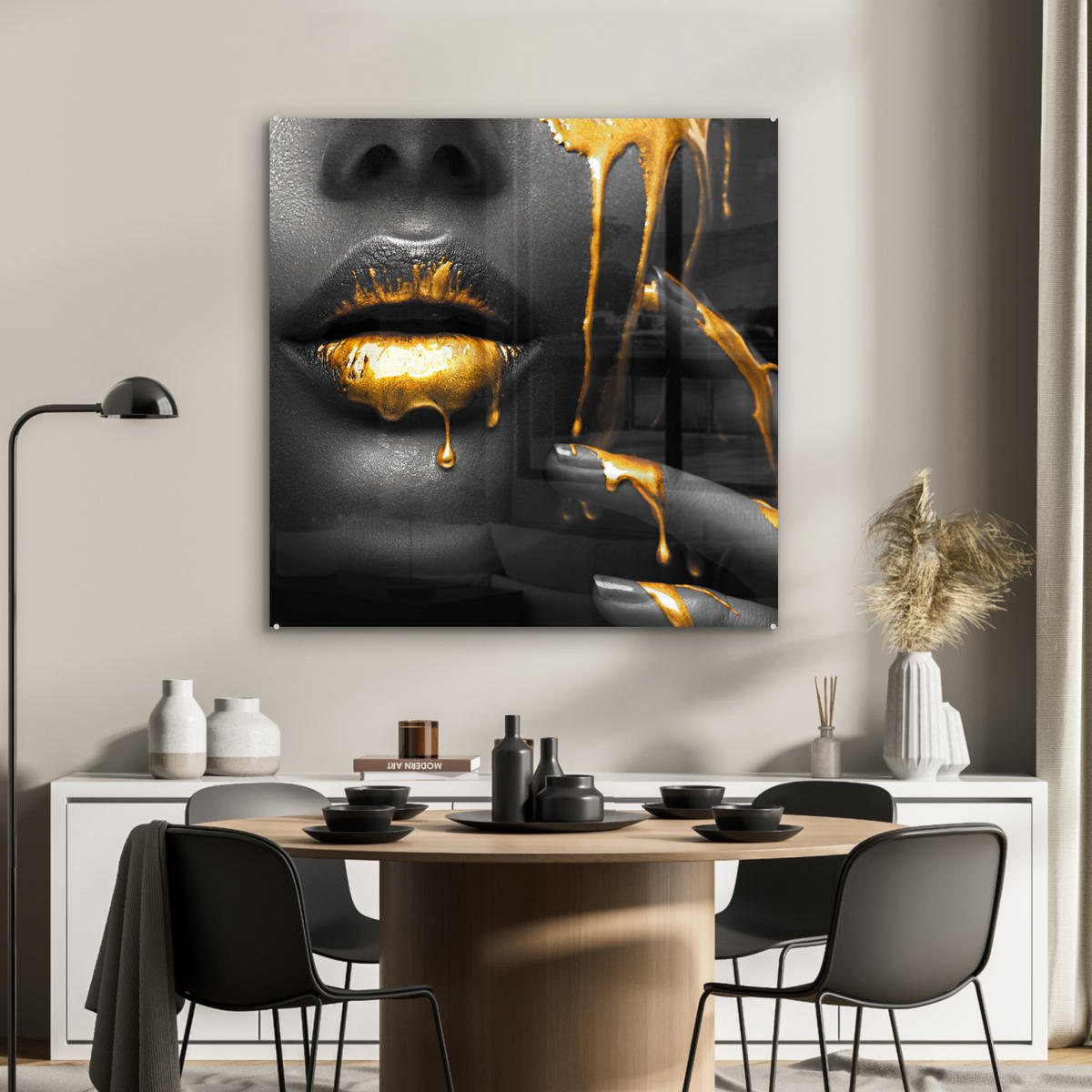 OBRAZ NA AKRYLOVOM SKLE Žena - čierna - zlatá - tvár - pery 90x90 cm - zlatá, sklo (90/90cm) - MuchoWow