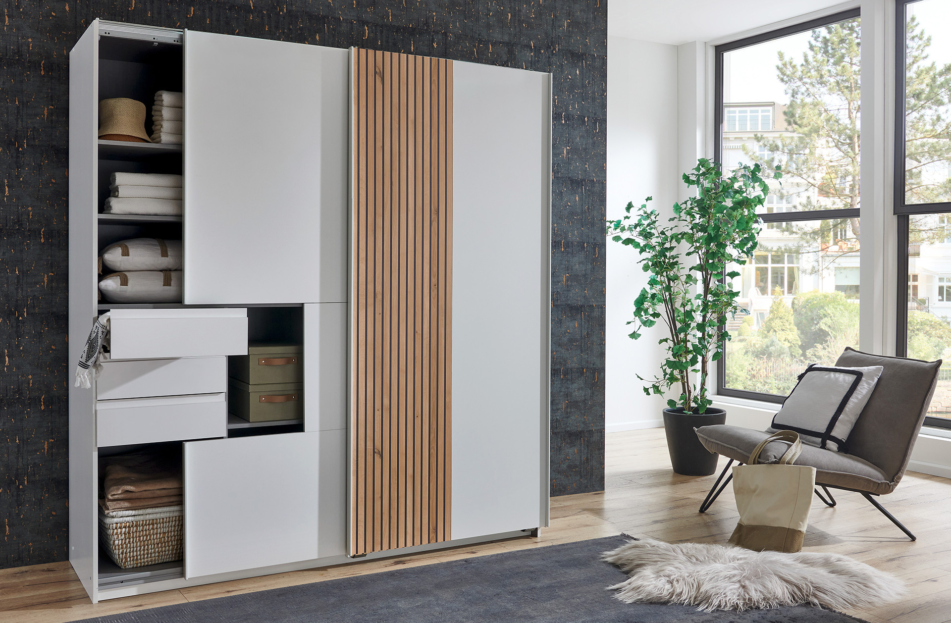 biela skriňa s posuvnými dverami