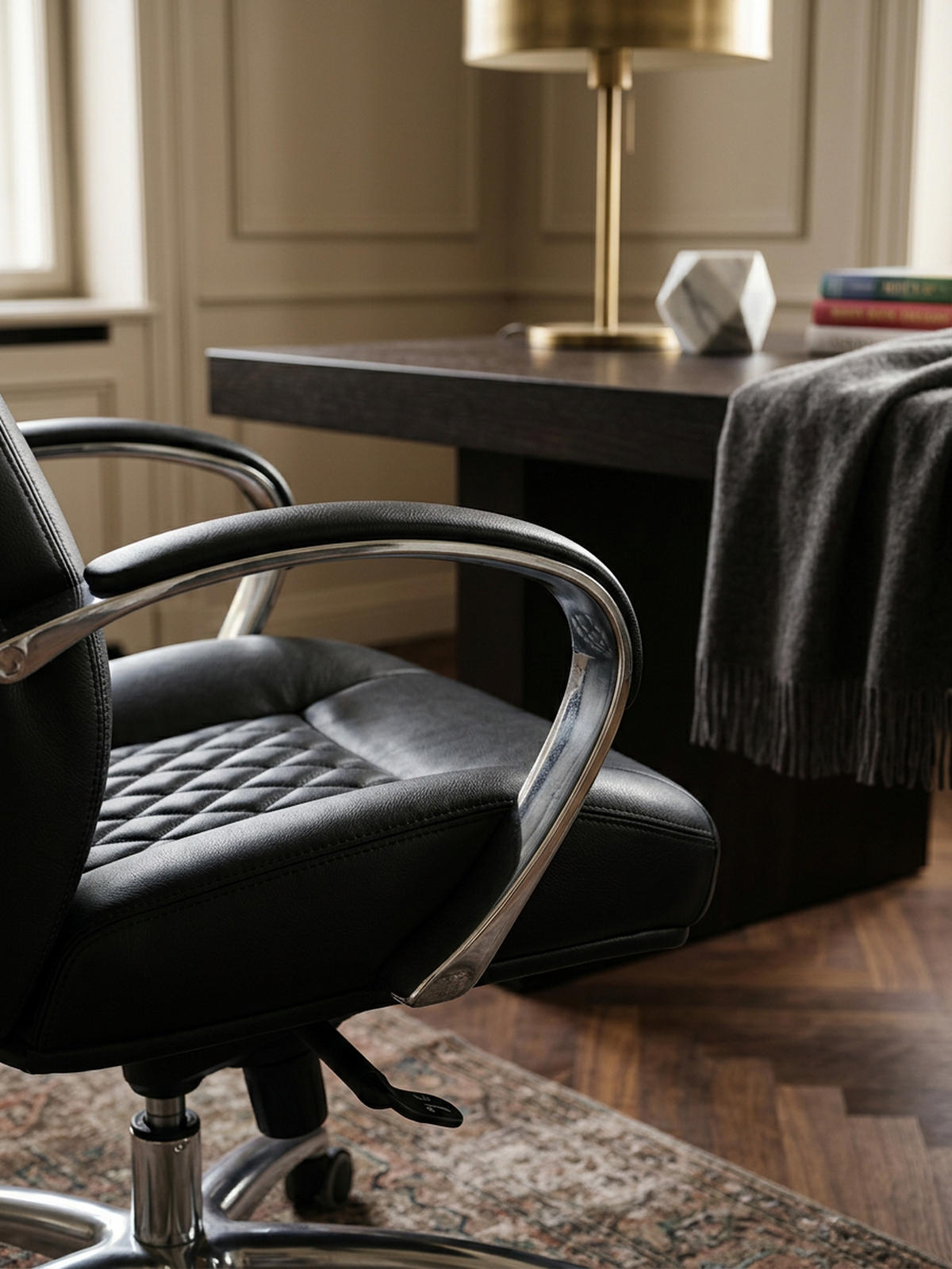 CHEFSESSEL Echtleder mit Aluminiumfußkreuz und ergonomischer Sitzform MADRID, Schwarz 70x68x130 cm - Silberfarben/Schwarz, Leder/Metall (70/130/68cm) - KADIMA DESIGN