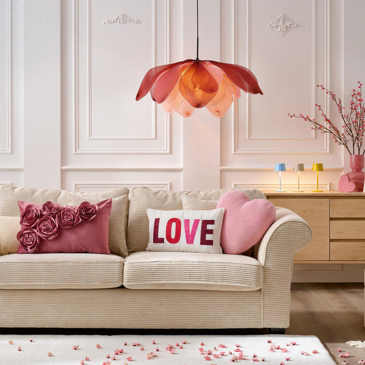 Vardagsrum med vit soffa och rosa detaljer