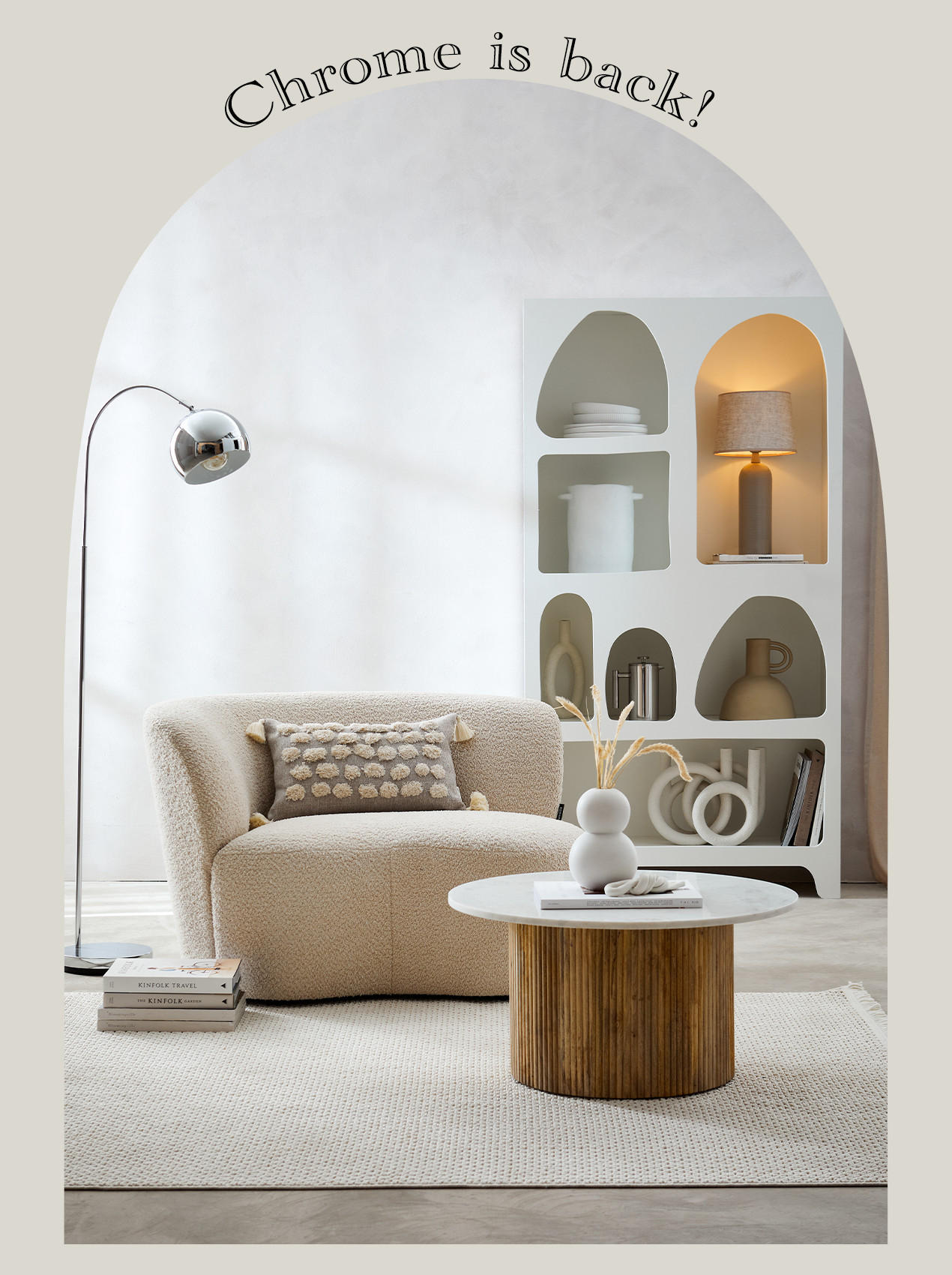 Sessel in Beige und Couchtische