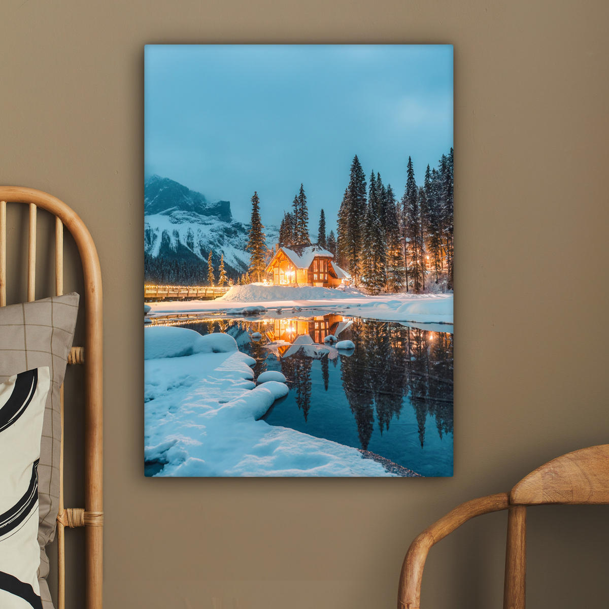 LEINWANDBILD Winterlandschaft - Natur - Haus - Berge - Schnee 60x80 cm - Hellblau, Textil (60/80cm) - MuchoWow