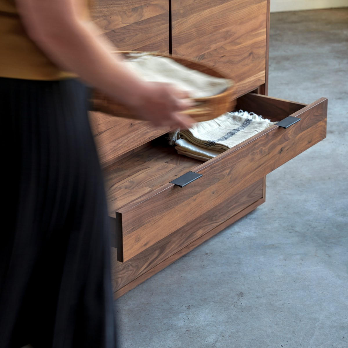 SCHRANK Senson Braun aus Walnuss - Braun, Holz (110/128/43cm) - Tikamoon