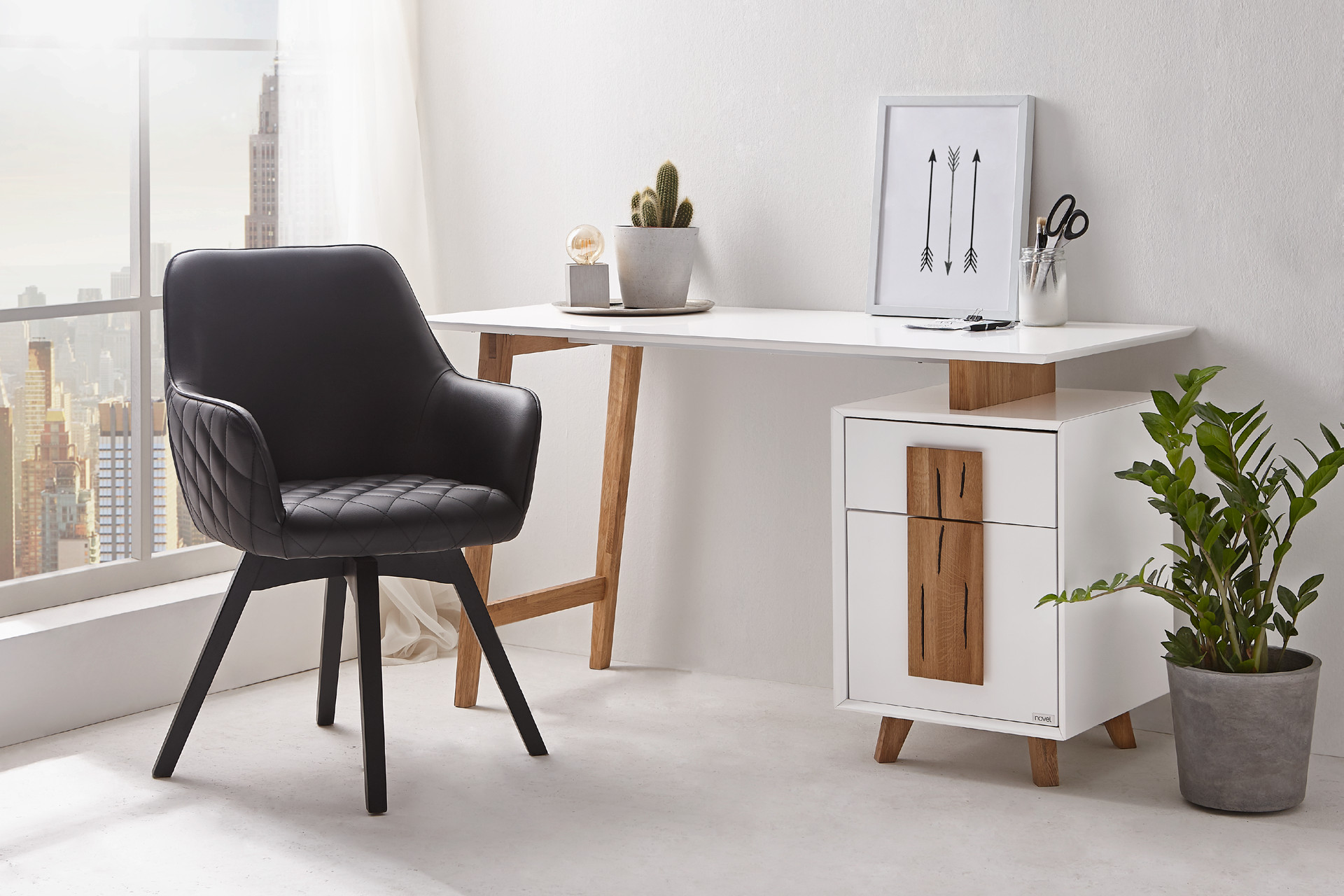 Bílý pracovní stůl s dřevěnými prvky a čalouněná židle