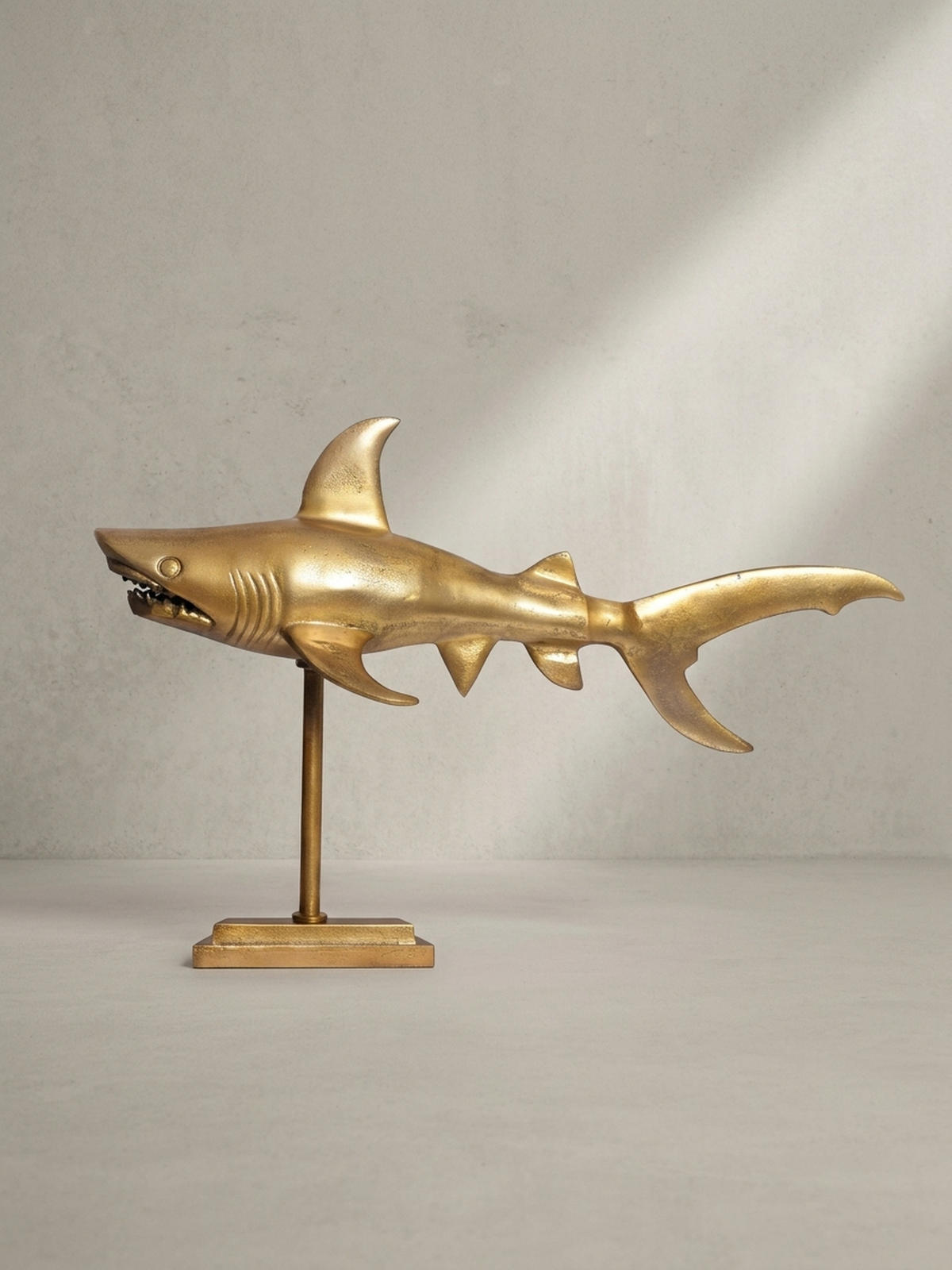 DEKOFIGUR Hai Aluminium 70 cm mit Sockel im maritimen Stil, Gold 70x27x49 cm - Goldfarben, Metall (70/49/27cm) - KADIMA DESIGN