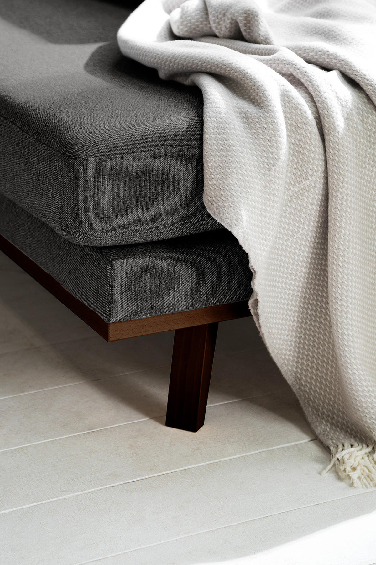 WOHNLANDSCHAFT mit Longchair - Dunkelgrau/Buchefarben, Buchenholz/Textil (371/81/219cm) - home24