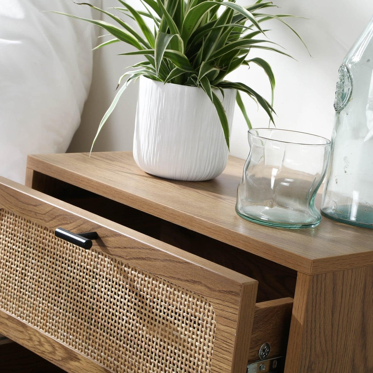 NACHTTISCH mit 2 schubladenrattanfronten und holzdekorbeinen alia 45/29/56 cm - Eschefarben, Holzwerkstoff (45/56/29cm) - Calicosy