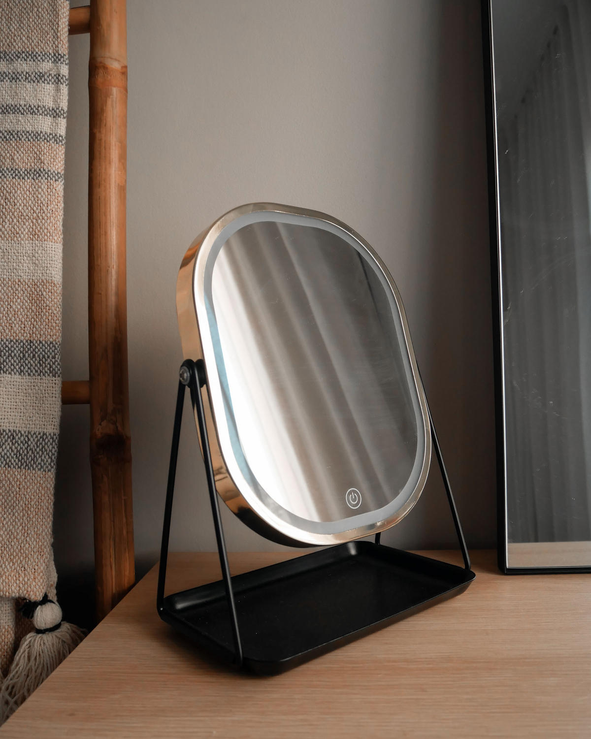 KOSMETICKÉ ZRCADLO zlaté s LED osvětlením 20/22 cm Dordogne - černá/zlatá, kov (13/32/24cm) - Beliani
