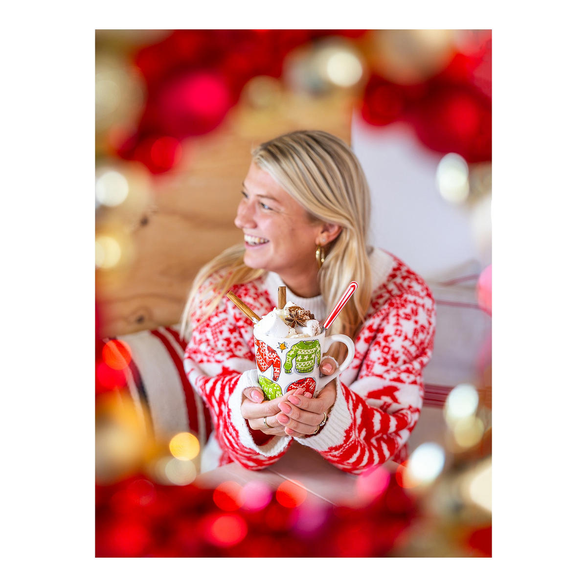 BECHER Fröhlicher Weihnachtspullover in Bunt - 350 ml - Multicolor, Keramik (0.35L) - Blond Amsterdam