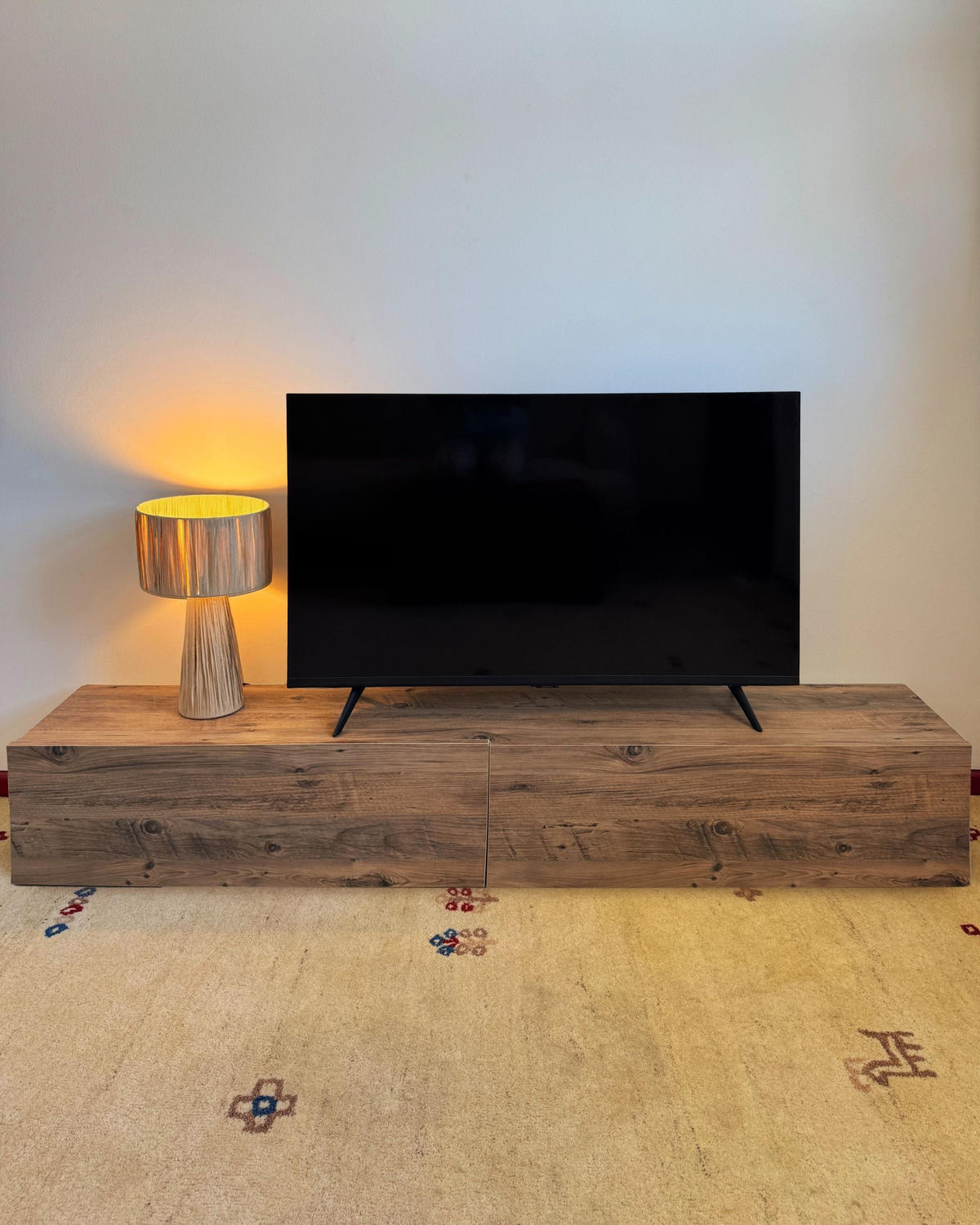 NÁSTĚNNÁ TV SKŘÍŇKA Hnědá Gladstone - hnědá, kompozitní dřevo (180/30/32cm) - Beliani