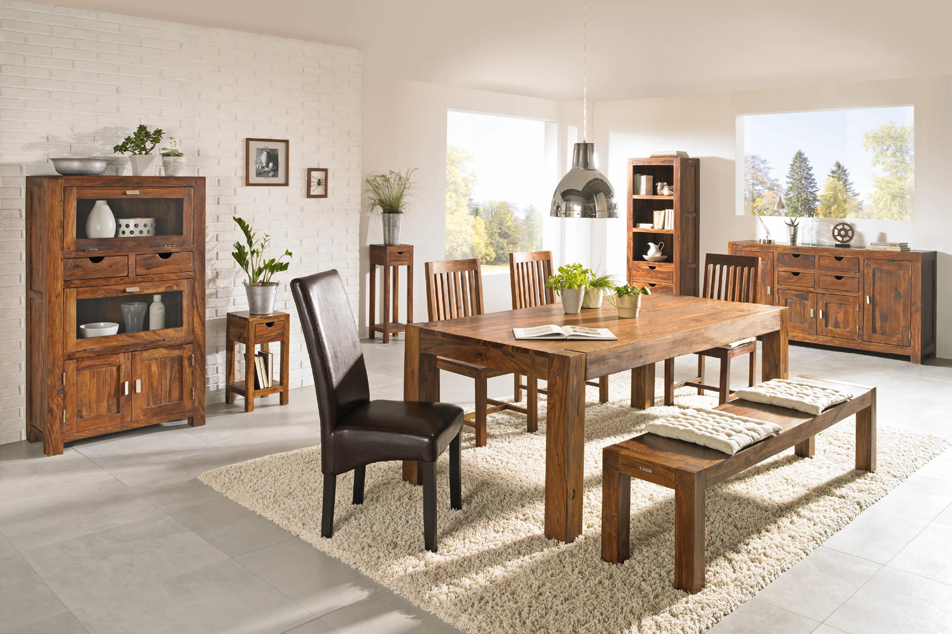 Dřevěný stůl se židlemi a lavicí