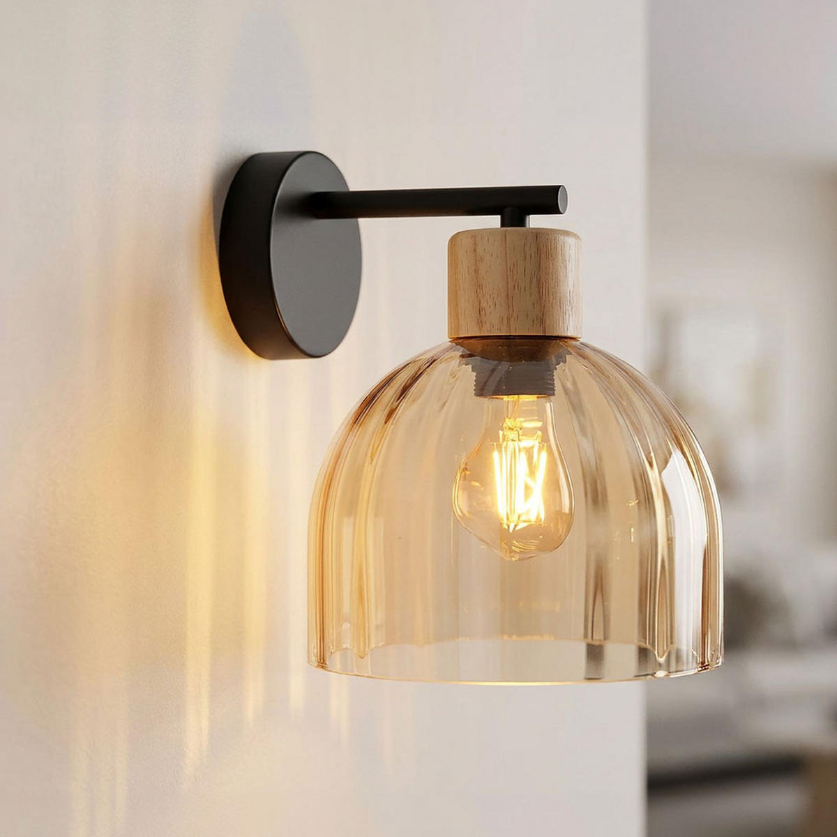 WANDLEUCHTE SWANSON, Metall, Schwarz matt, Glas amber - Schwarz, Holz (23.5/20/24cm) - Globo Lighting