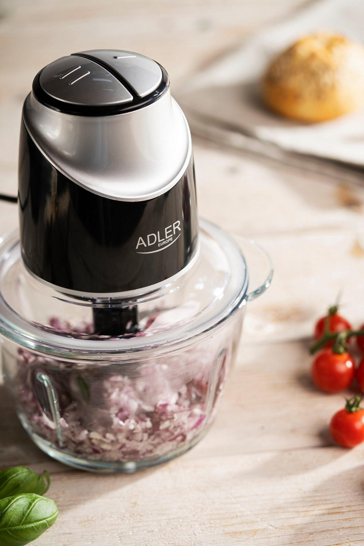 ADLER AD4082 Glas Zerkleinerer 1,2L – Elektrischer Multizerkleinerer mit 4 Edelstahlklingen, Einhandbedienung, Für Gemüse, Fleisch, Nüsse & Zwiebeln - Transparent/Schwarz, Glas/Kunststoff (18/24/18cm) - Adler