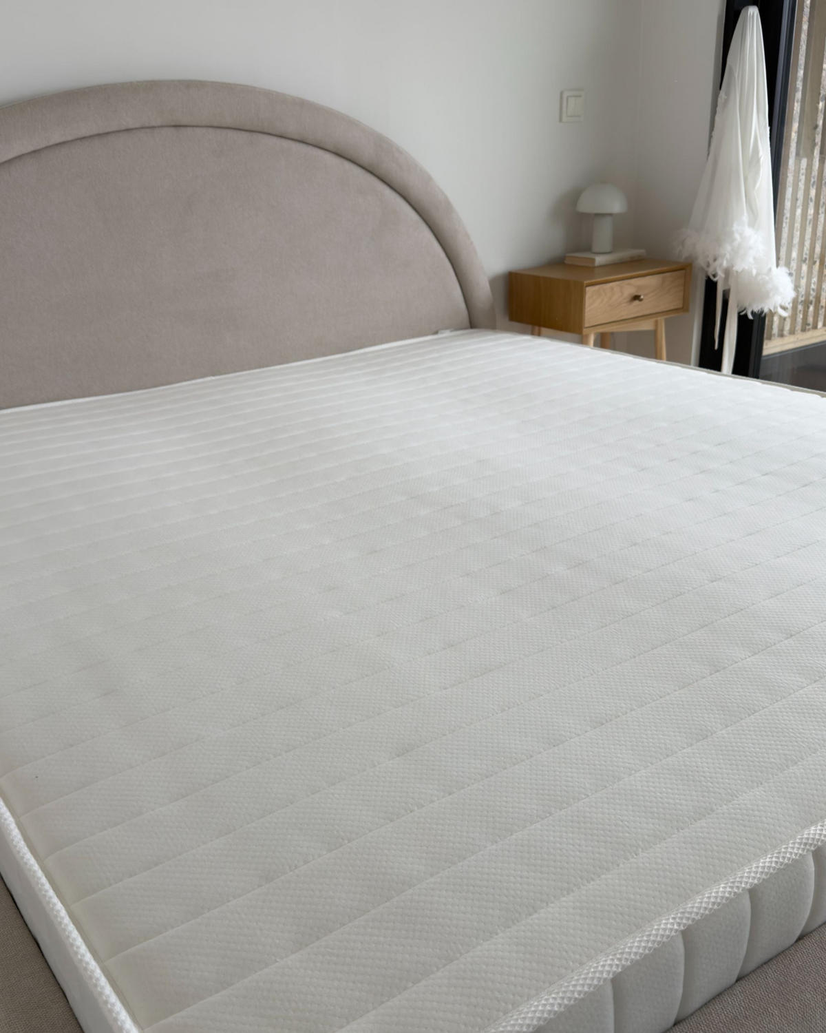 MATRACE S KAPSOVÝMI PRUŽINAMI H3/4 Tuhá 180/200 cm Misty - bílá, textil (180/200cm) - Beliani