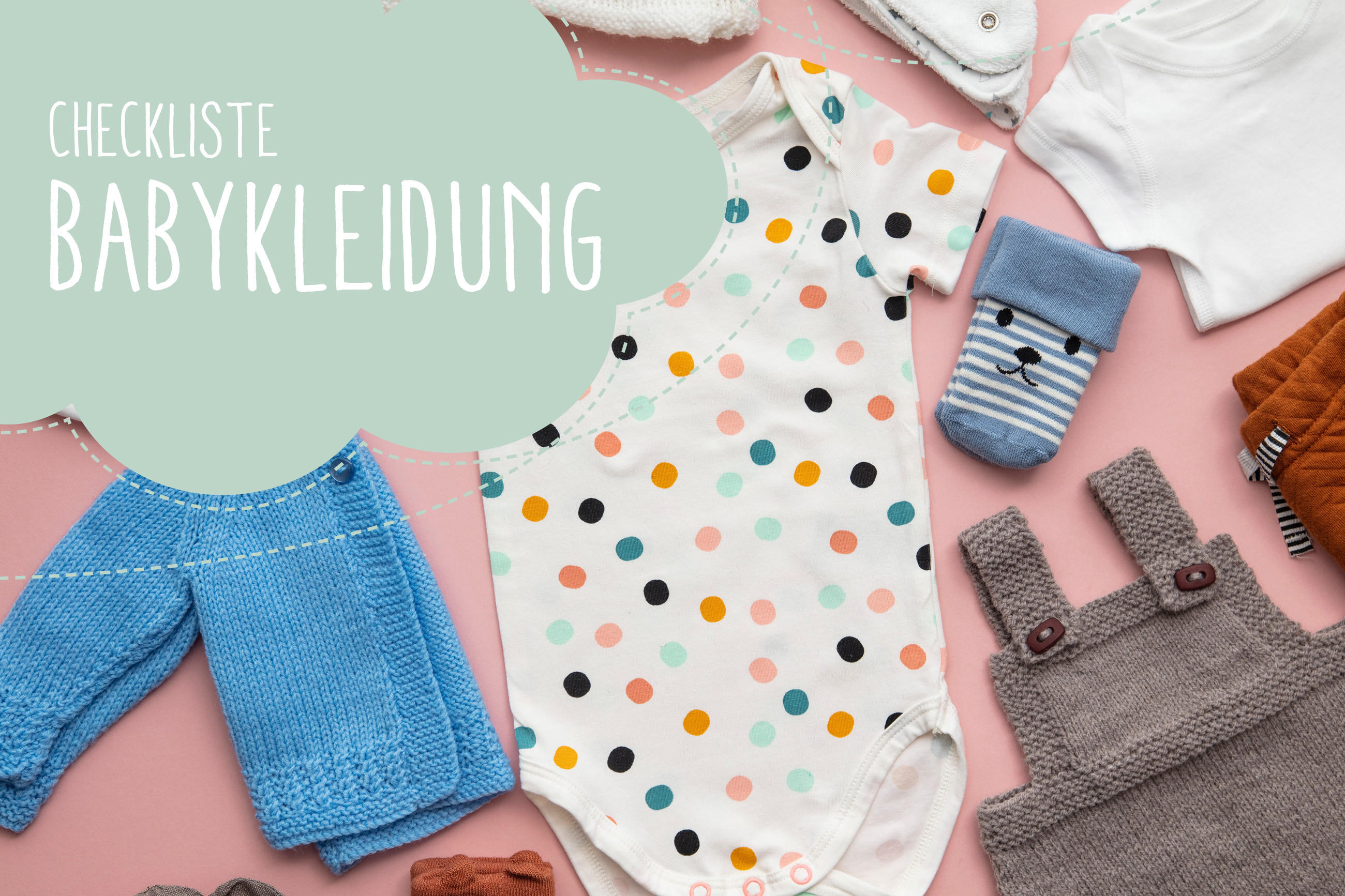 Auswahl an Babykleidung auf rosa Hintergrund mit weißem Body in der Mitte, umgeben von Strickhosen, T-Shirt, Socken und dem Hinweis „Checkliste Babykleidung“ in einer grünen Wolke