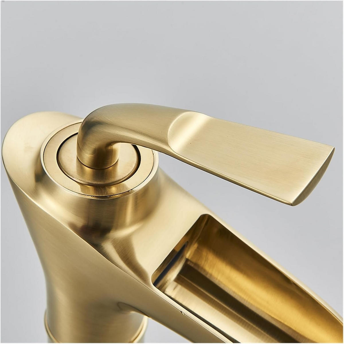 ARMATUR, elegantes Golddesign, inklusive 60 cm langem, flexiblem Schlauch (32 x 14 cm). - Goldfarben, Metall (37/7/22cm) - Vallsero