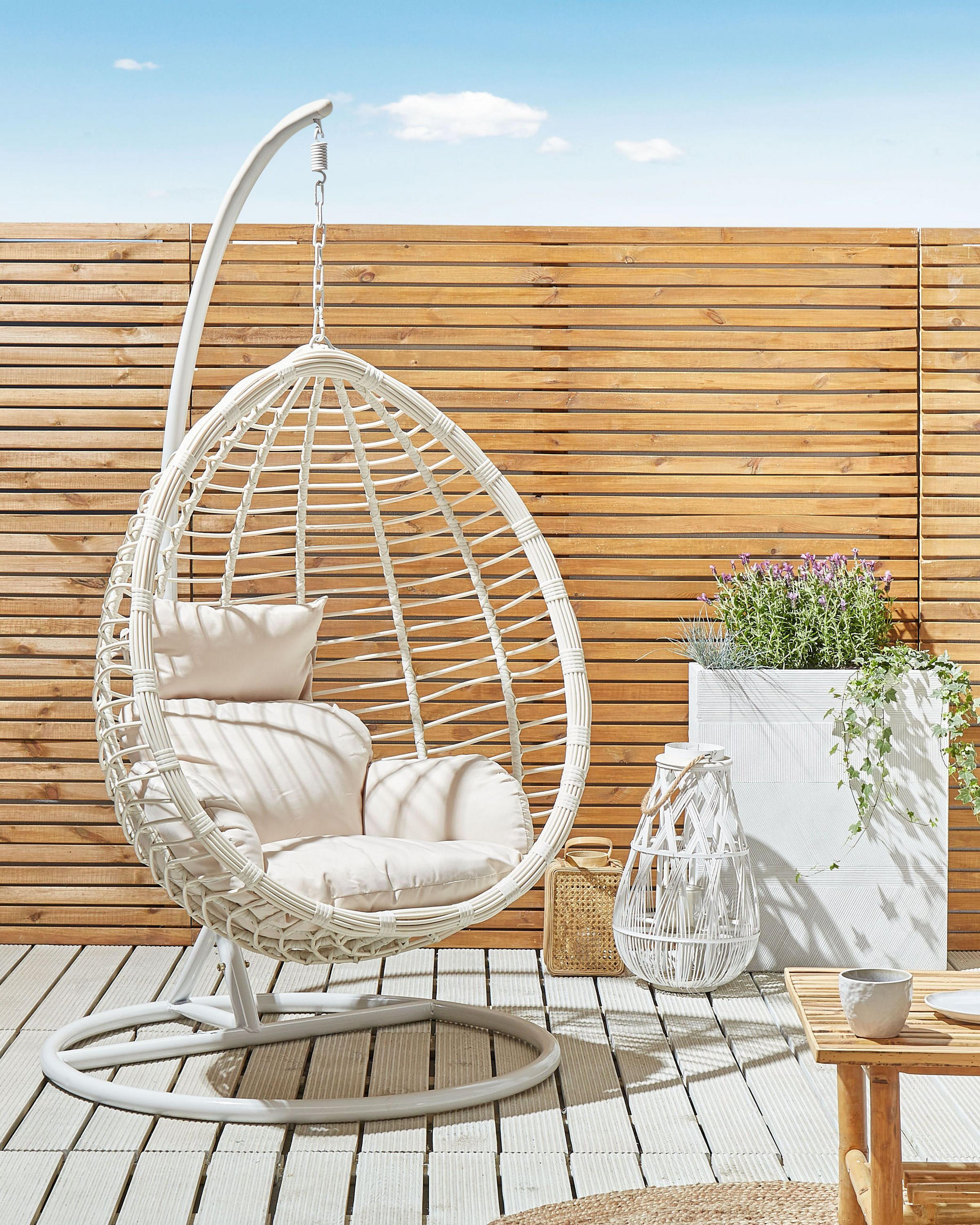 HÄNGESESSEL mit Gestell PE Rattan weiß 106 cm Fano - Weiß, Kunststoff (108/200/108cm) - Beliani