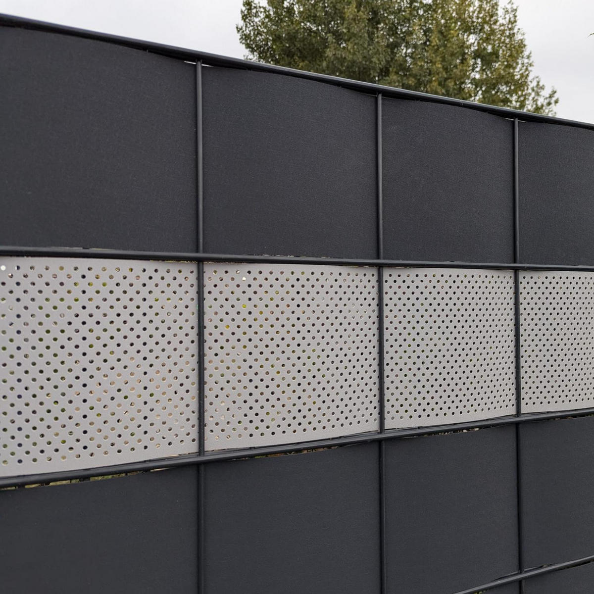 SICHTSCHUTZSTREIFEN PP Premium Gelocht 15 Prozent Streifen Fenstergrau 2,55m - Hellgrau, Kunststoff (255/19cm) - ZAUN|ZU