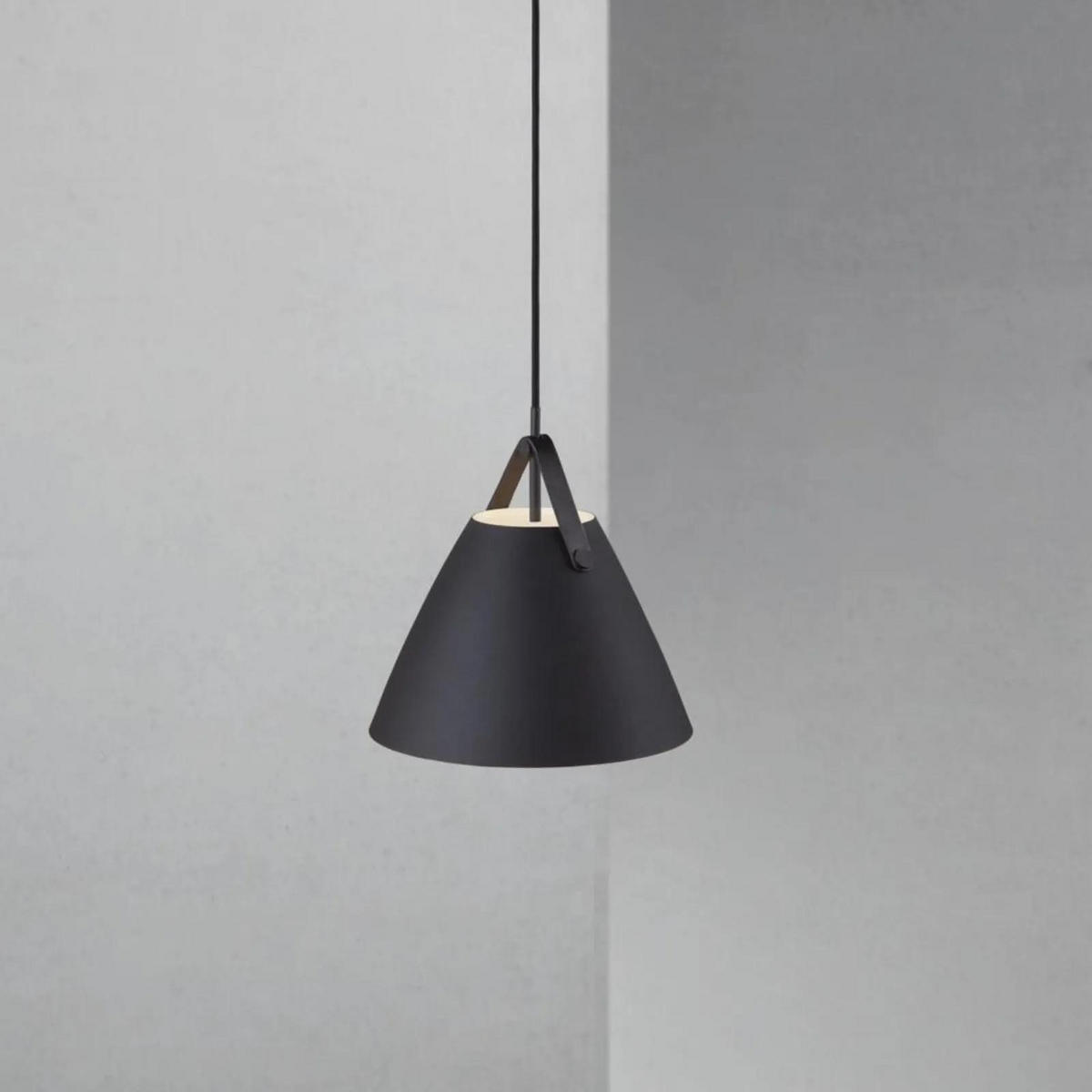PENDELLEUCHTE Strap Schwarz - Schwarz, Metall (13.5/13.5/27cm) - Design for the people