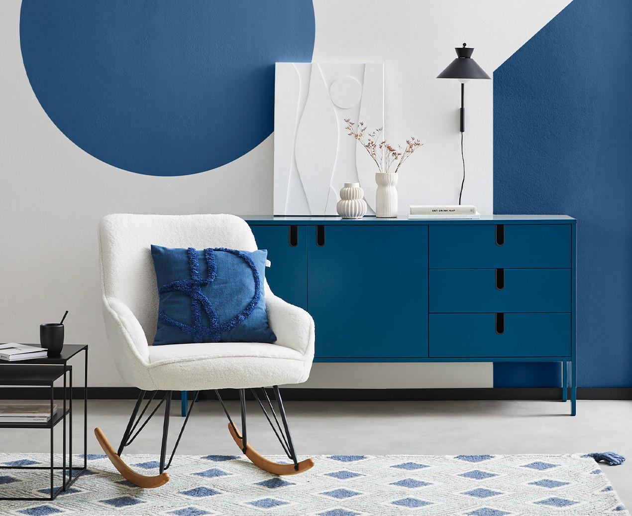 Sessel in beide mit Kissen in blau