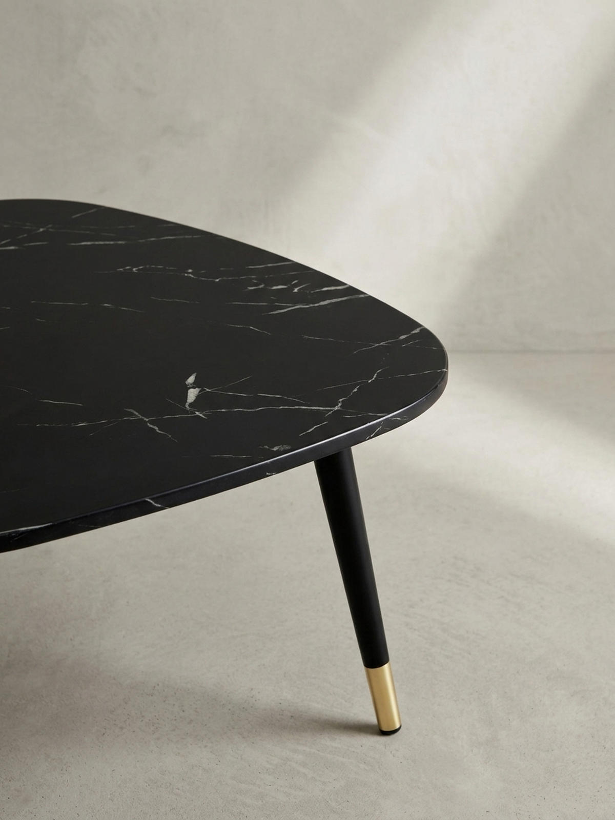 COUCHTISCH mit Marmor Optik, Dreibein, Metall-Gestell, Dreieckig, Schwarz 90x60x41 cm - Schwarz, Holzwerkstoff/Metall (60/90/41cm) - KADIMA DESIGN