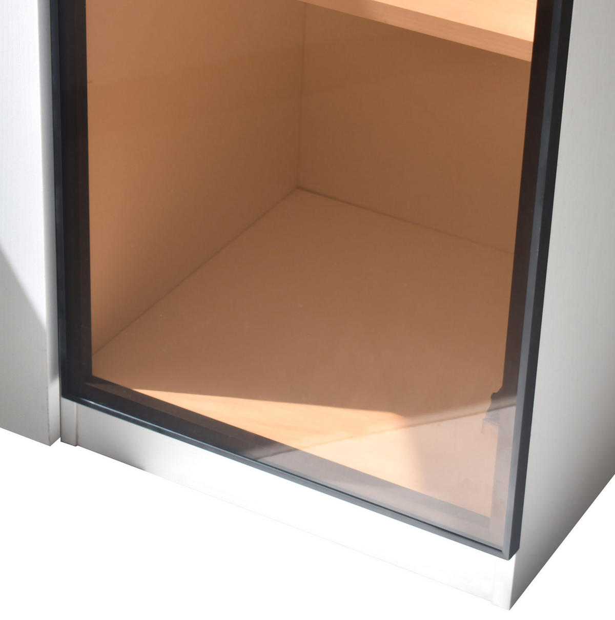 VITRÍNA z MDF 70x40x160 cm bílá s tvrzeným sklem, LED osvětlením a výsuvným bočním regálem na kolečkách - bílá, kompozitní dřevo (70/160/40cm) - Modfu