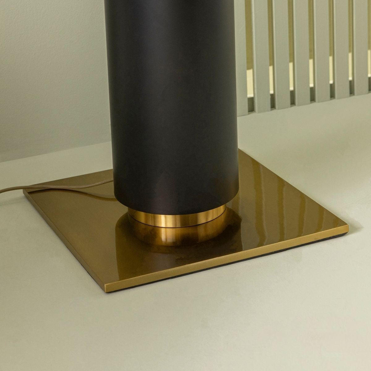 STEHLEUCHTE aus schwarzem metall mit messinggold-finish - vendome 50/50/165 cm - Schwarz, Metall (47/50/165cm) - Signature