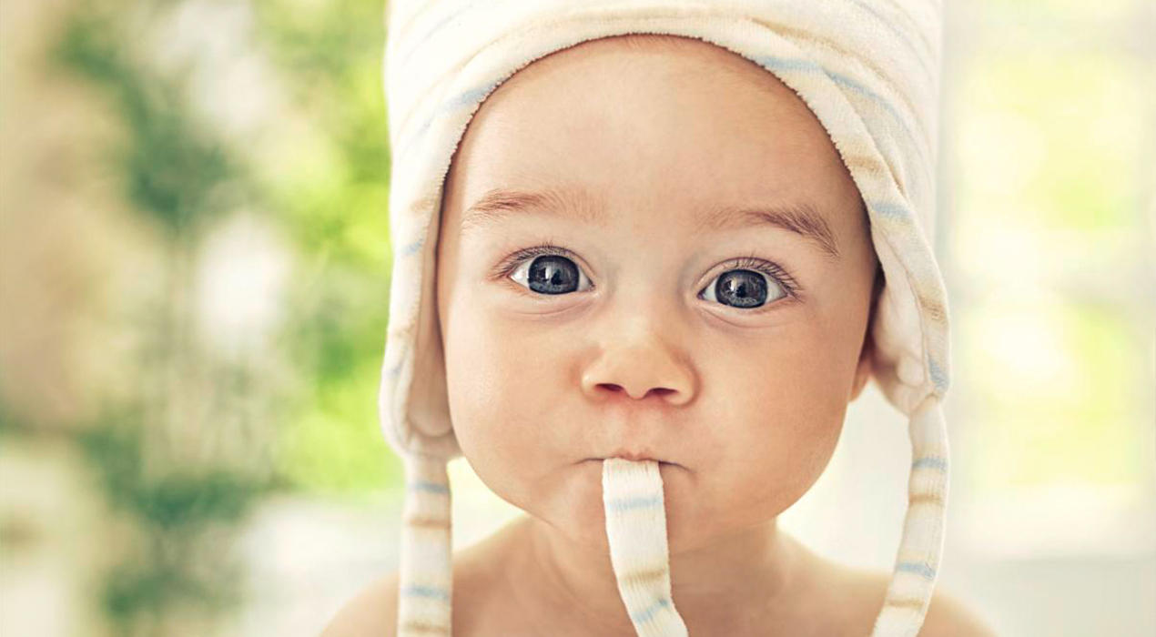Baby mit Mütze