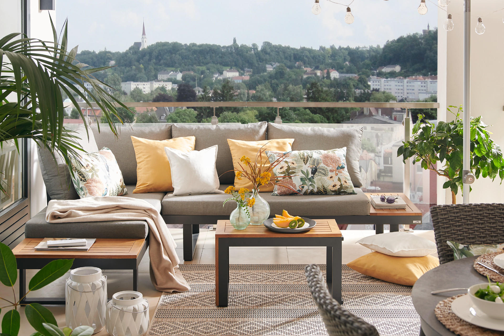 balkónový nábytok, balkón zariadený so sedačkou a stolíkom, vonkajší koberec, záhradné dekorácie, ratanové stoličky