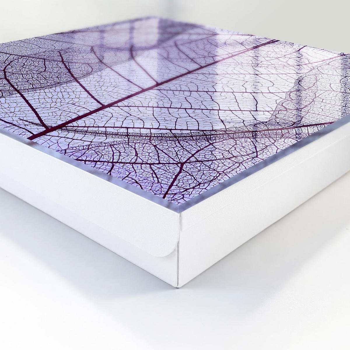 SCHLÜSSELBOX Weiß 30x30 cm – Türöffnung nach rechts - Blattstruktur - Lila, Metall (30/30/5cm) - TULUP