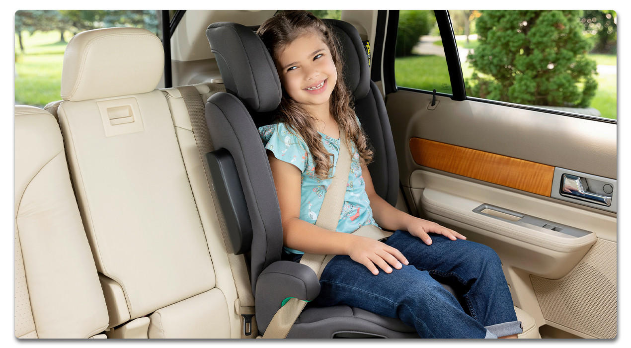 Kind im Kindersitz auf der Rückbank eines autos