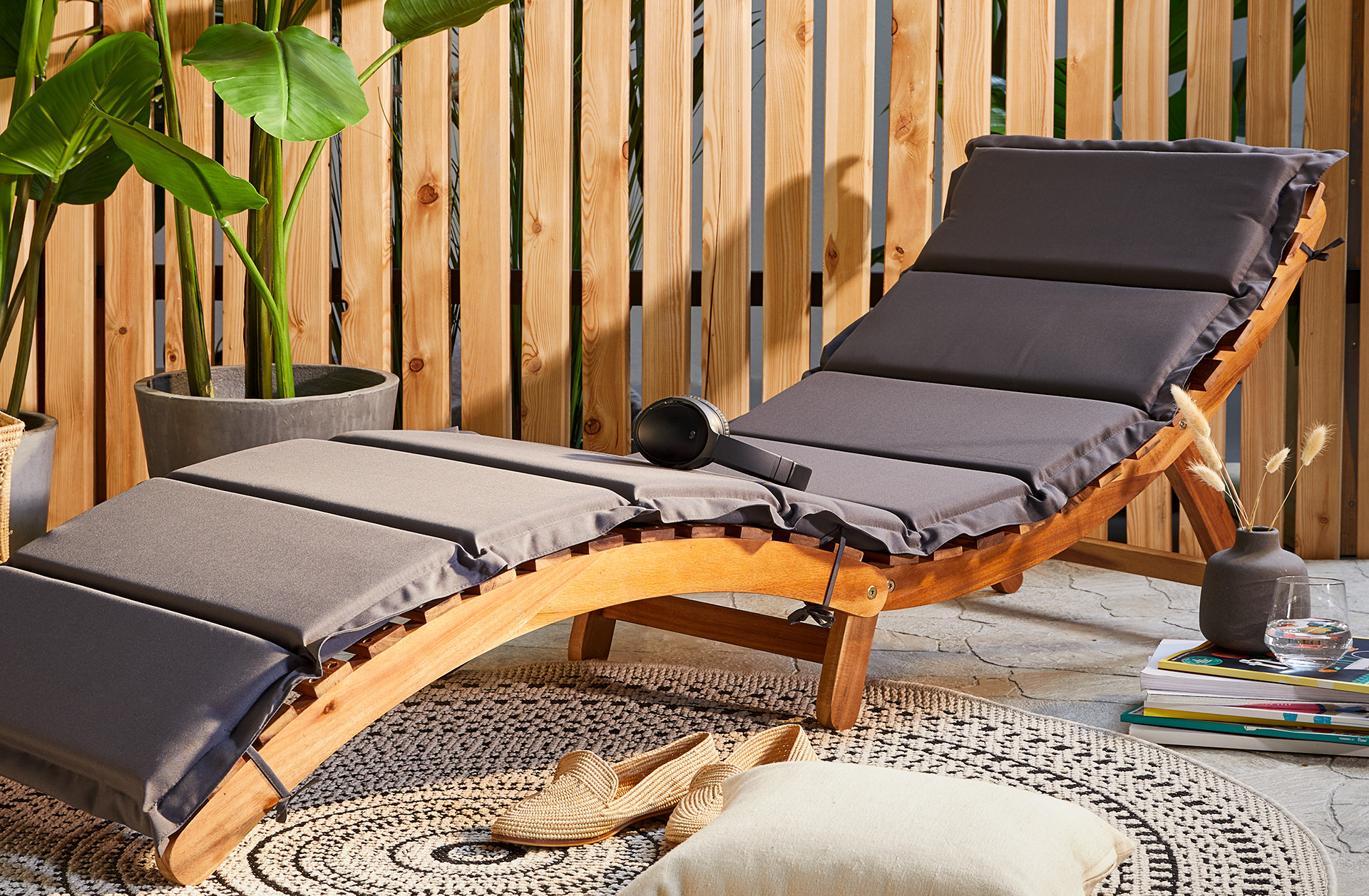 drevené záhradné ležadlo