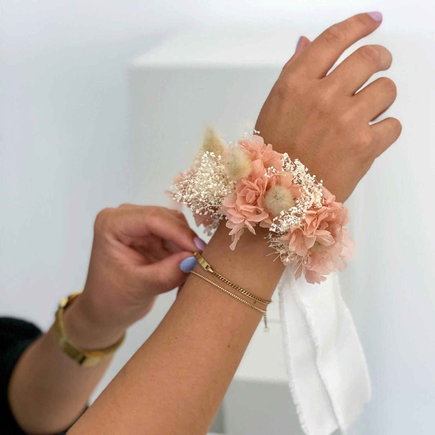 ARMBAND Trockenblumen rosa mit Hortensie und Schleierkraut - rosa / Hortensie - Rosa, Naturmaterialien (15cm) - Lykke & You