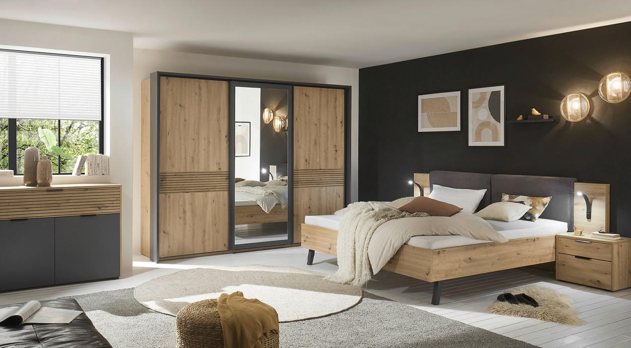 schlafzimmer mit buchemöbel