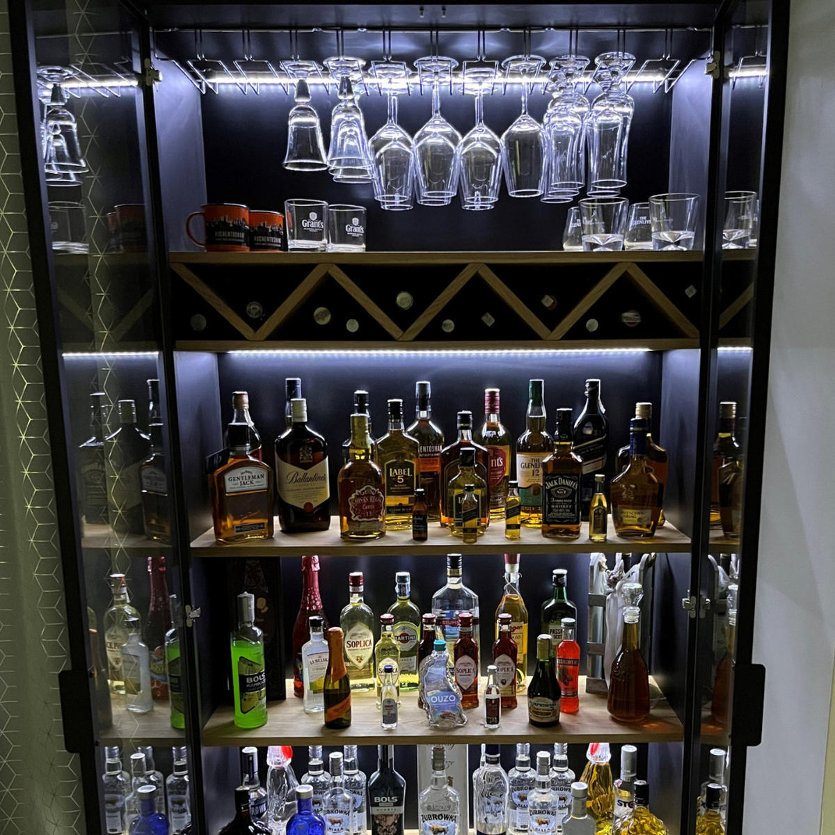 VITRINENSCHRANK aus Holz Bar Wein Schrank CARLA III mit LED-Beleuchtung - Eichefarben, Holz (100/200/45cm) - Rawood Furniture