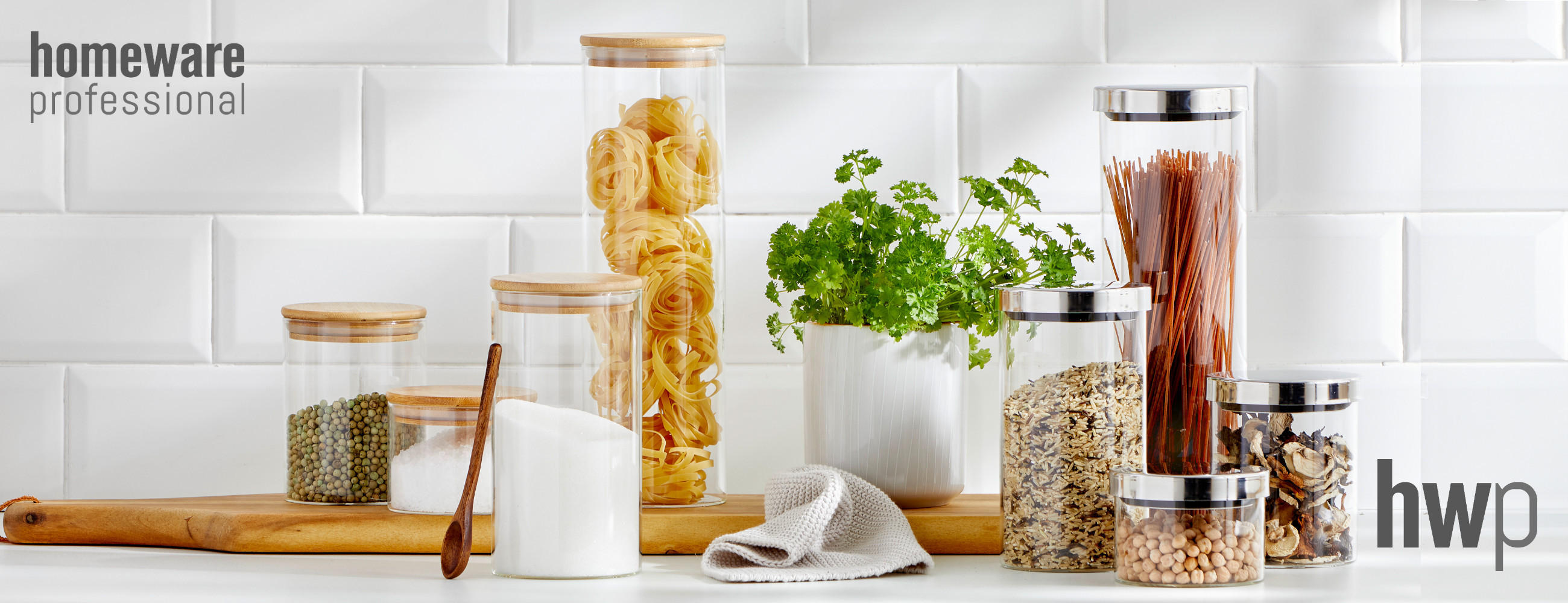 Bevorratung mit Homeware Professional, HWP, Vorratsdosen, Frischhaltedosen, Vorratsgläser, weiße Küche mit heller Arbeitsplatte und Fließen an Küchenrückwand