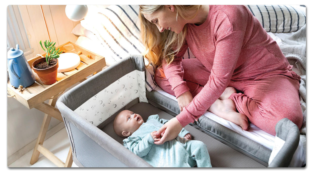 Frau mit baby am bett