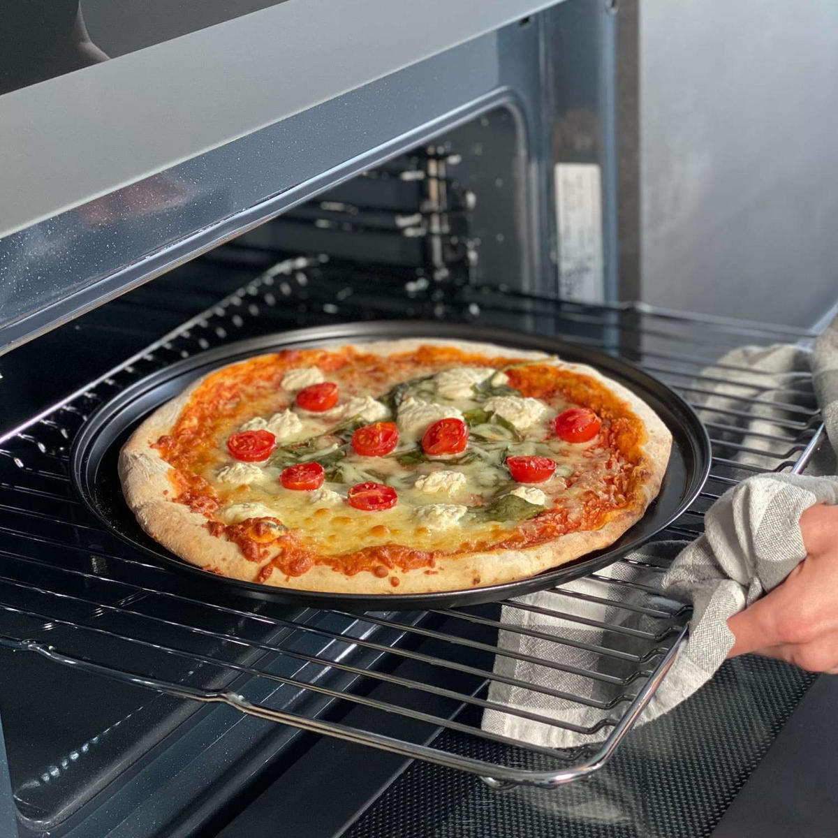 PIZZABLECH SET (2-tlg.) - Schwarz, Metall (32/1.5/32cm) - Intirilife