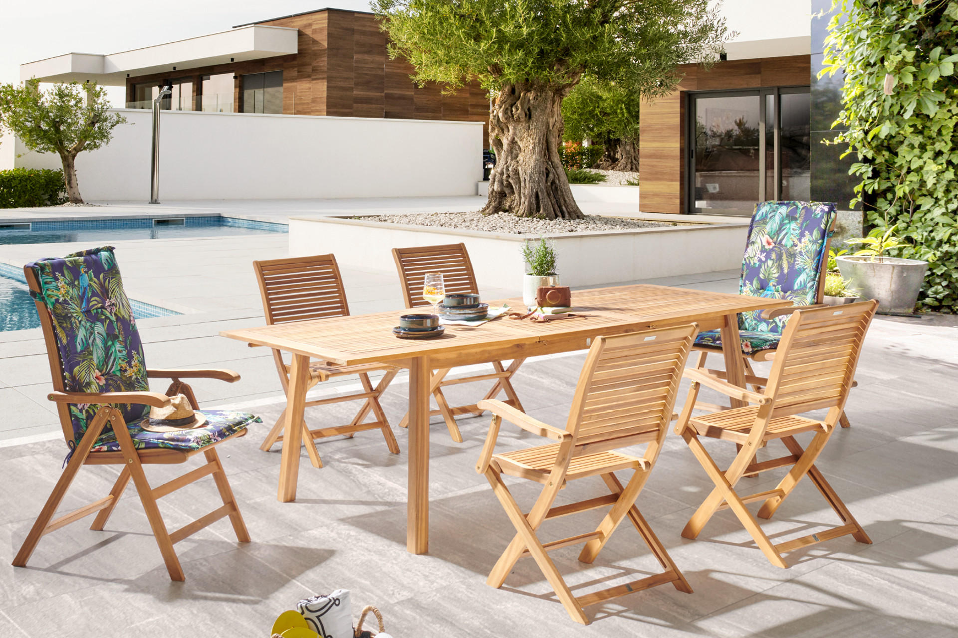 dřevěný zahradní nábytek