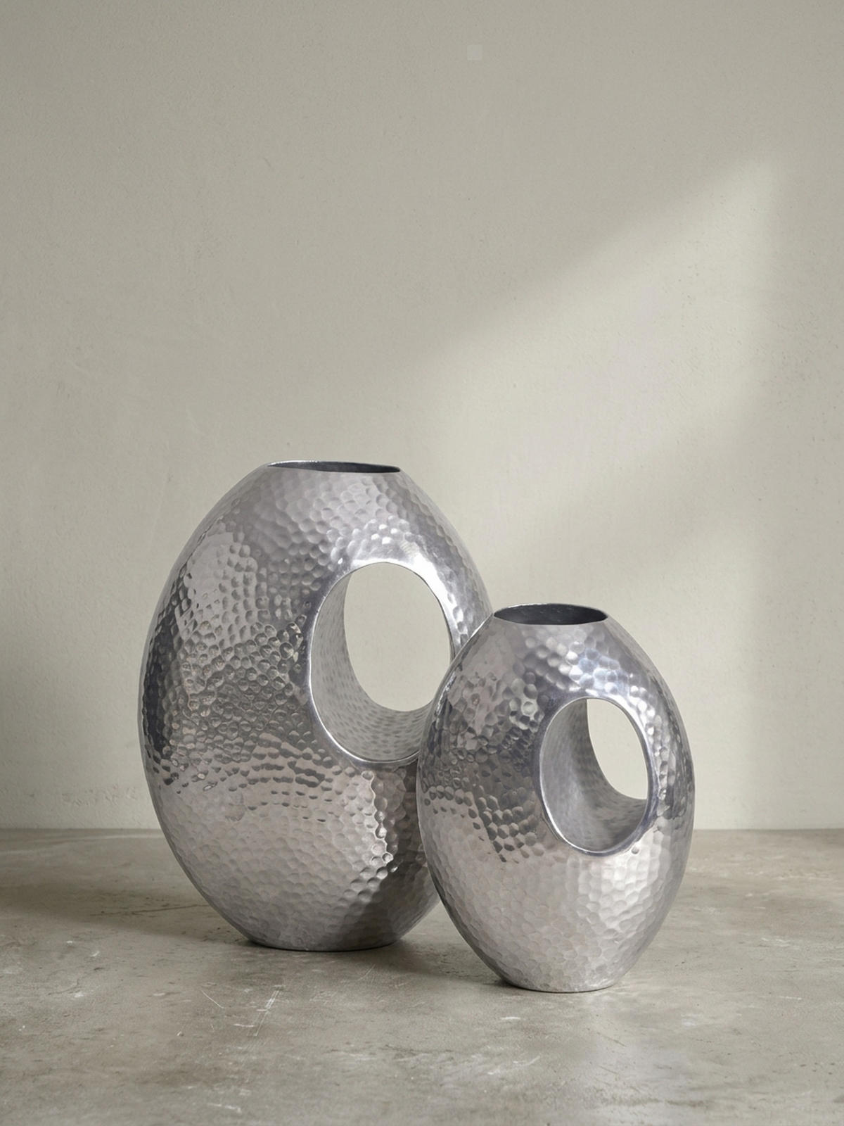 VASE 2er Set Aluminium mit Tragegriff Hammerschlag Modern Handgefertigt, Silbern 29x17x39 cm - Silberfarben, Metall (39cm) - KADIMA DESIGN