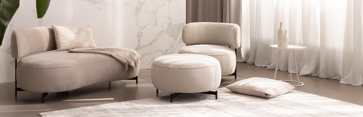 beige couch in einem hellen raum