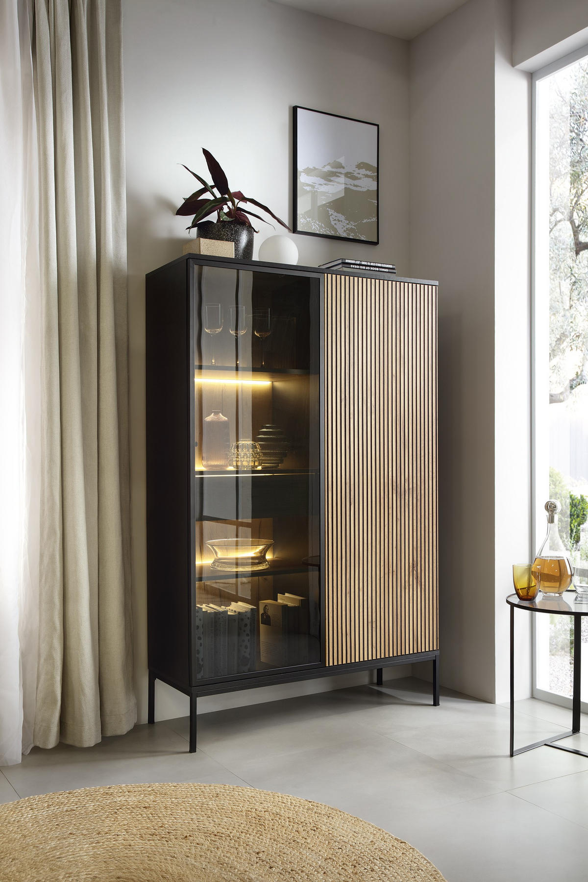 VITRINE Sentino Schwarz, Zweitürige Hochvitrine mit LED - Eiche Wotan/Schwarz, Holzwerkstoff/Metall (104/166/39cm) - Bettso