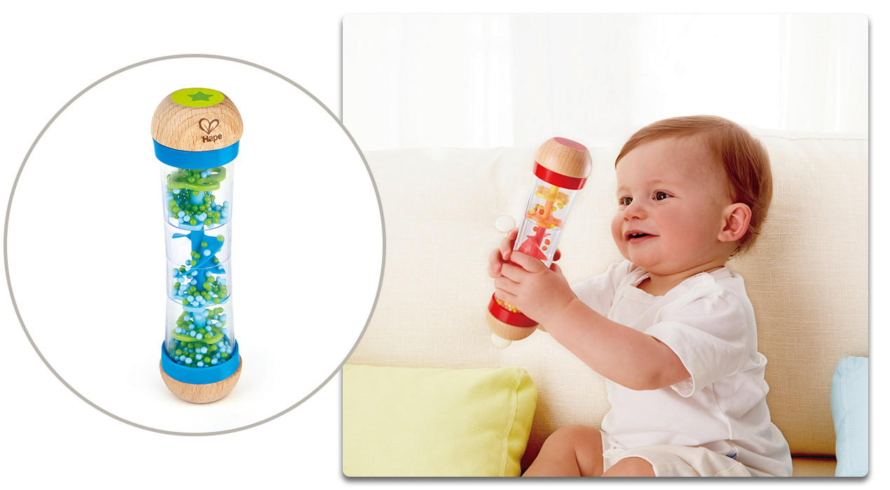 Baby mit Rassel in rot und Blau
