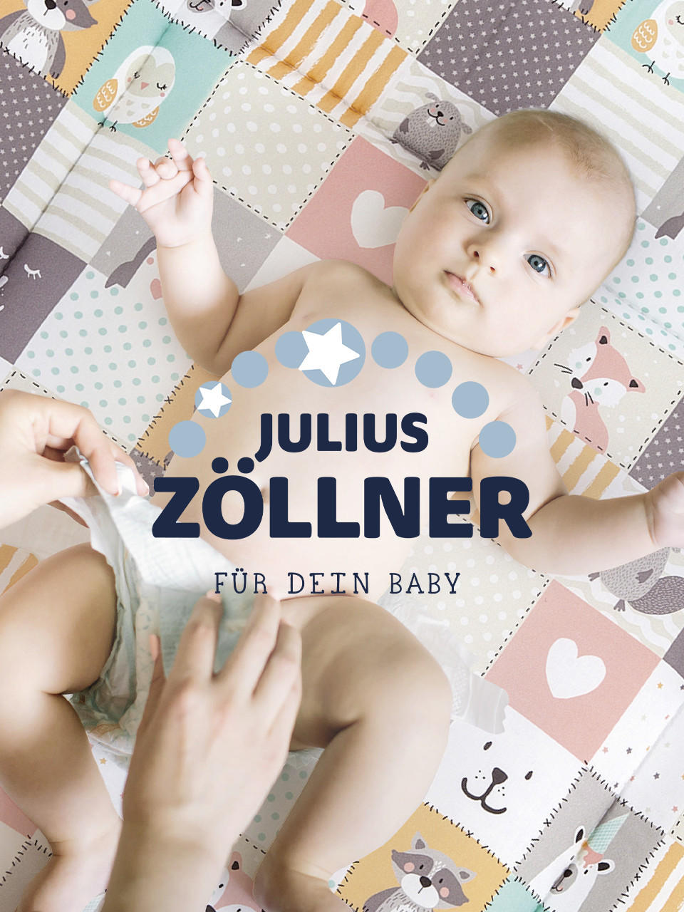 baby auf einer bunten Krabbeldecke