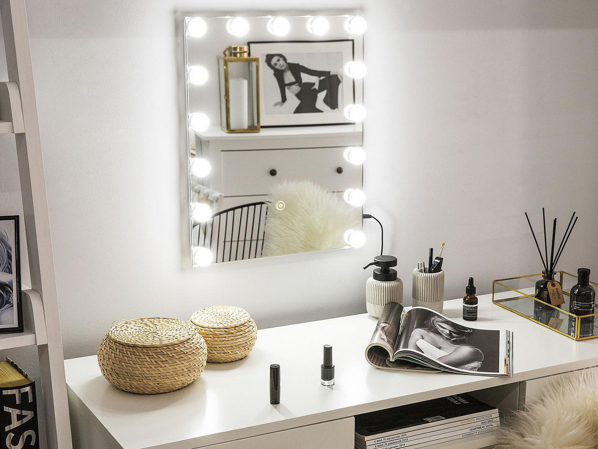 BADSPIEGEL mit LED-Beleuchtung rechteckig 40/50 cm Lucenay - Silberfarben, Metall (40/50/3cm) - Beliani